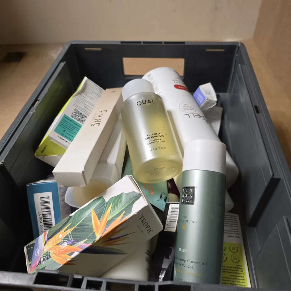 APPROXIMATELY 20 ASSORTED COSMETIC ITEMS INCLUDING MENO PLEX VOLUMISING SHAMPOO , PANTENE SHAMPOO AND PAUL MITCHELL SUPER SCULPT STYLING GLAZE 