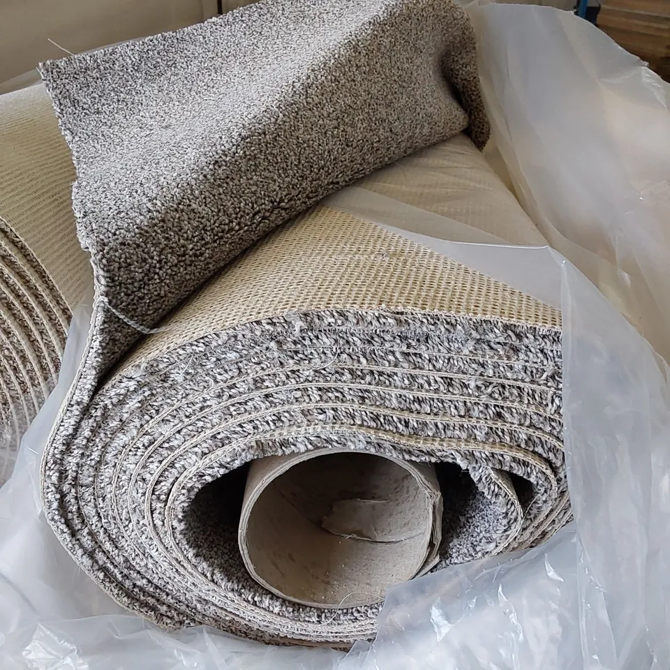 ROLL OF QUALITY STS HERITAGE LUXURY CARPET // SIZE: APPROXIMATELY 5.25 X 5m