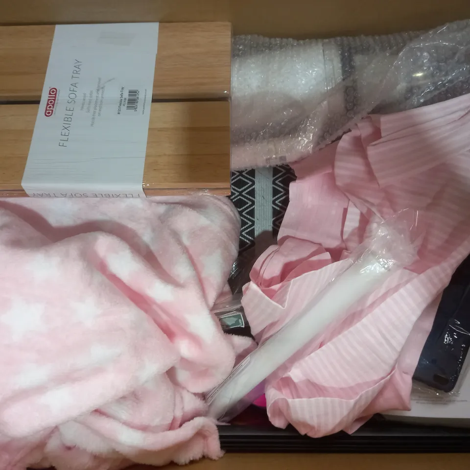 BOX OF APPROXIMATELY 15 ASSORTED HOUSEHOLD ITEMS TO INCLUDE FLEXIBLE SOFA TRAY, GTECH MULTI EXTENDABLE NOZZLE, PILLOWCASES, ETC