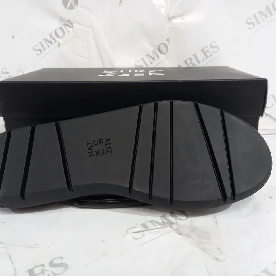 BOXED PAIR OF NATURALIZER BLACK SANDALS IN SIZE 6