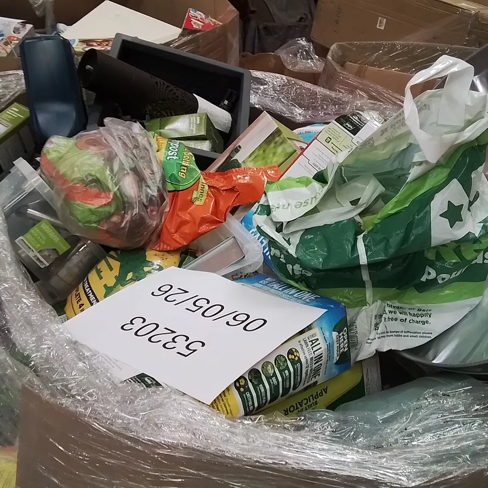 PALLET CONTAINING A LARGE QUANTITY OF GARDEN PRODUCTS AND ITEMS TO INCLUDE;OUTDOOR LED LIGHT,REEL SET,PRESSURE SPRAYER 