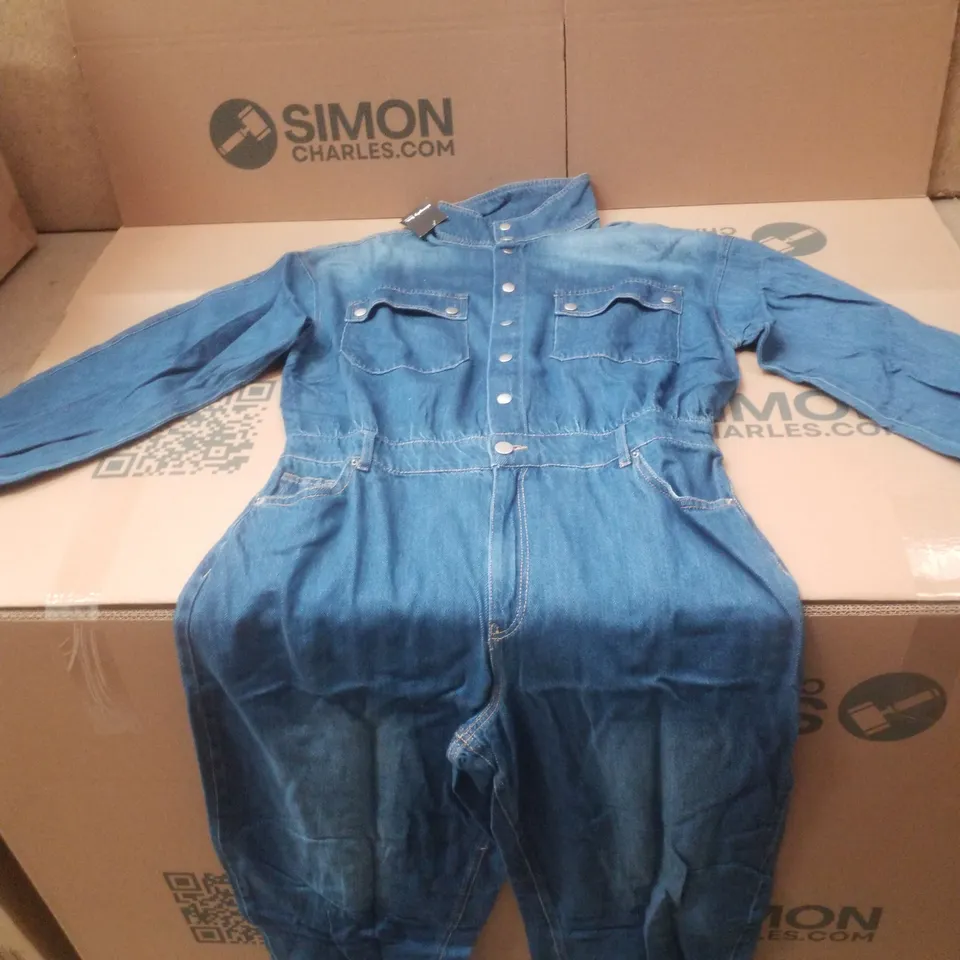 BOX CONTAINING APPROXIMATELY 10 BRAND NEW SIMPLY BE DENIM MID WASH JUMPSUITS - SIZE 14