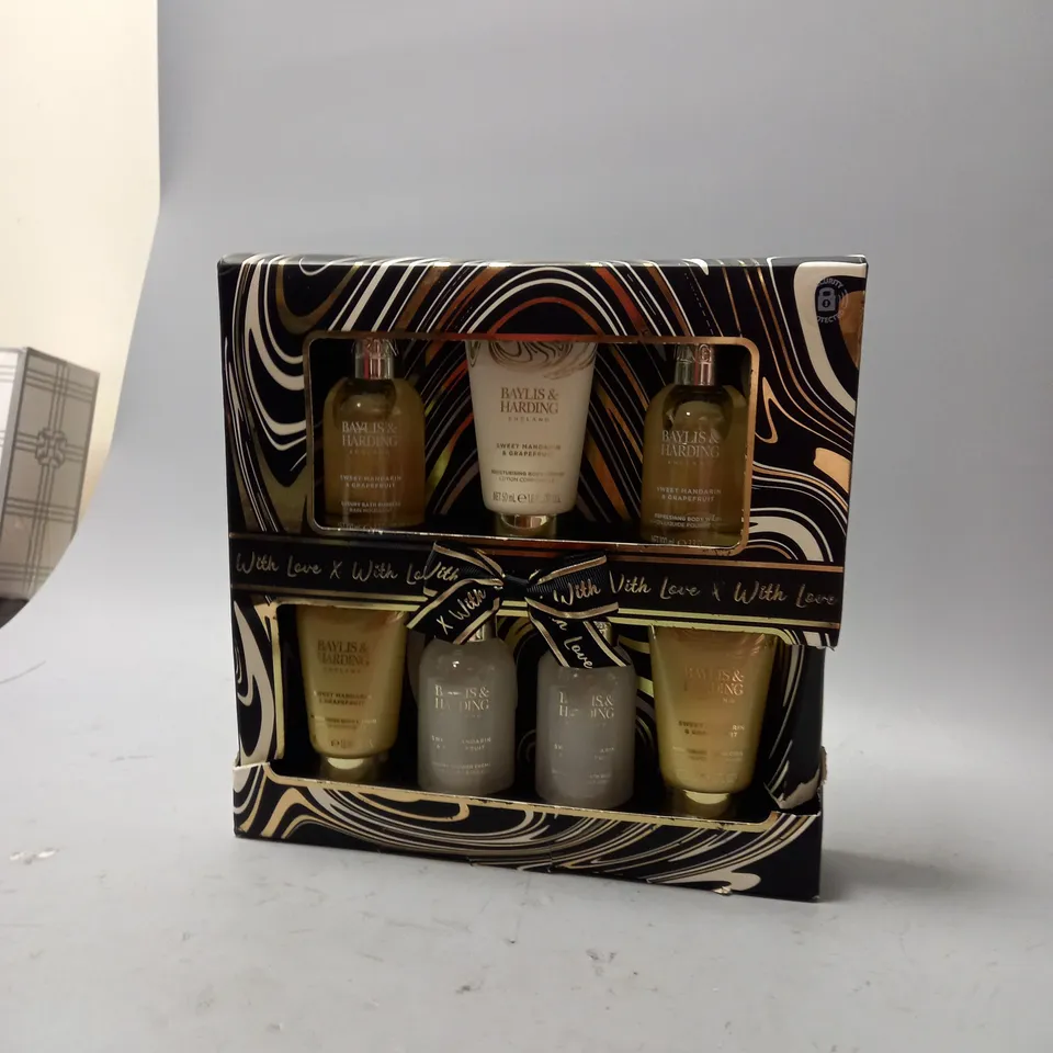 BOXED BAYLIS AND HARDING SWEET MANDARIN AND GRAPEFRUIT COLLECTION