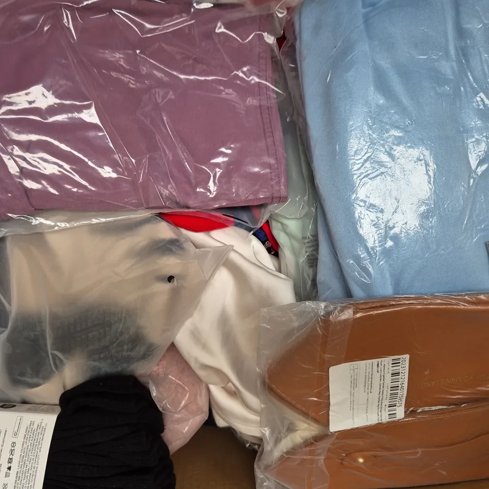 BOX OF APPROXIMATELY 20 ASSORTED CLOTHING AND FASHION ITEMS IN VARIOUS STYLES, SIZES, AND COLOURS - COLLECTION ONLY