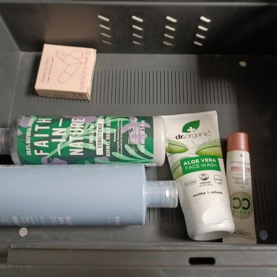 LOT OF APPROXIMATELY 20 ASSORTED HEALTH AND BEAUTY ITEMS TO INCLUDE NIVEA, LYNX AND PLANTIFIQUE