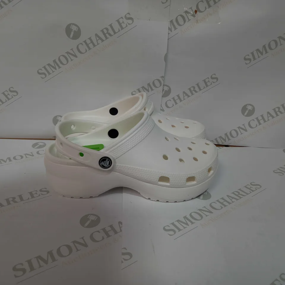 CROCS CLASSIC PLATFORM IN WHITE - UK 5