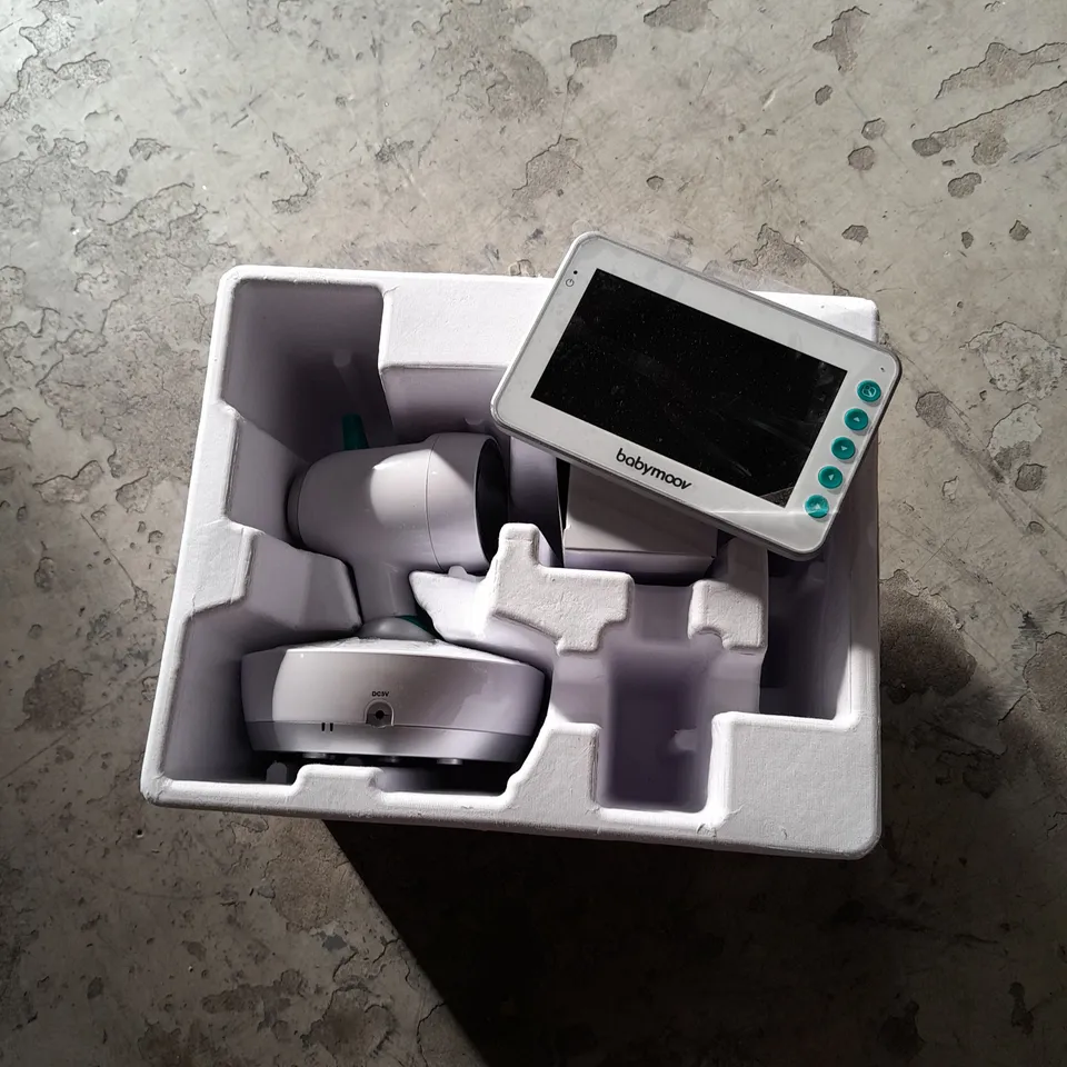BABYMOOV YOO-MOOV MOTORISED VIDEO/CAMERA BABY MONITOR AND NIGHT LIGHT