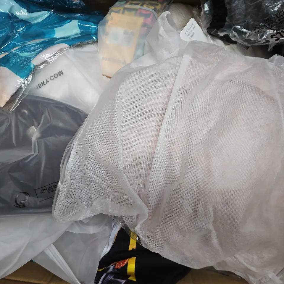 APPROXIMATELY 20 ASSORTED CLOTHING AND FASHION PRODUCTS IN VARIOUS STYLES AND SIZES - COLLECTION ONLY