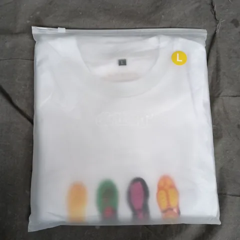 BAGGED DIRTBAG WHITE T-SHIRT WITH MULTICOLOUR FOOTPRINT PRINT – SIZE L