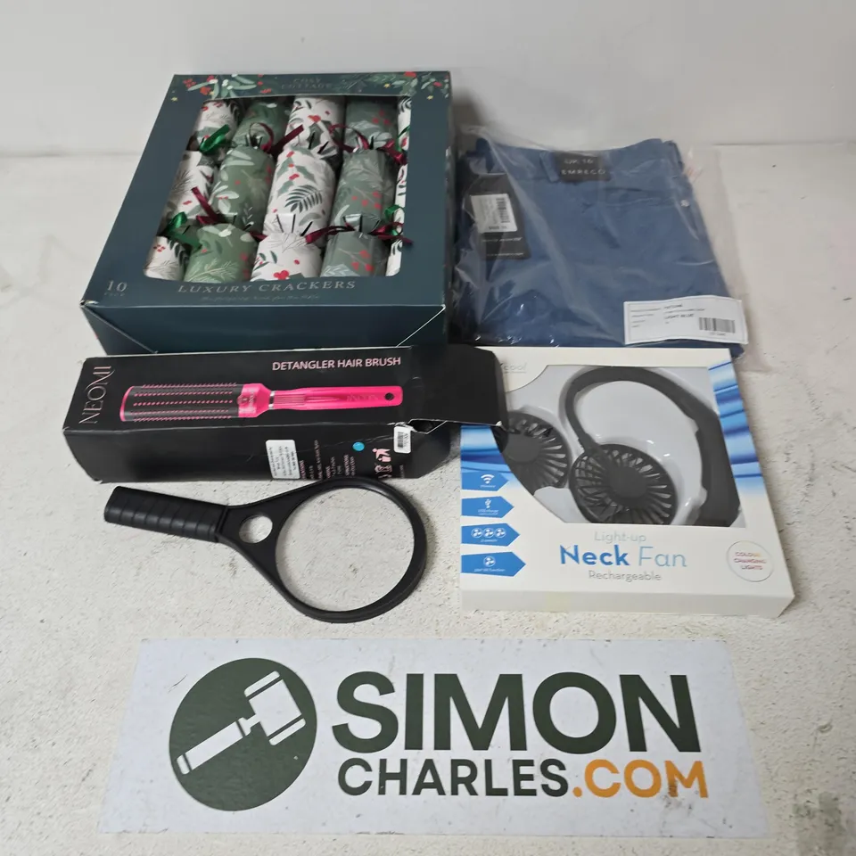 APPROXIMATELY 25 ASSORTED ITEMS TO INCLUDE NECK FAN, DETANGLER HAIR BRUSH, EMRECO STRETCH DENIM CROP, ETC - COLLECTION ONLY