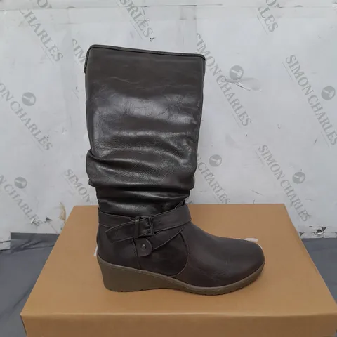 BOX OF APPROXIMATELY 7 PAIRS OF BARRATTS STRAP AND ROUCHE WEDGE HIGH BOOTS SIZE 3