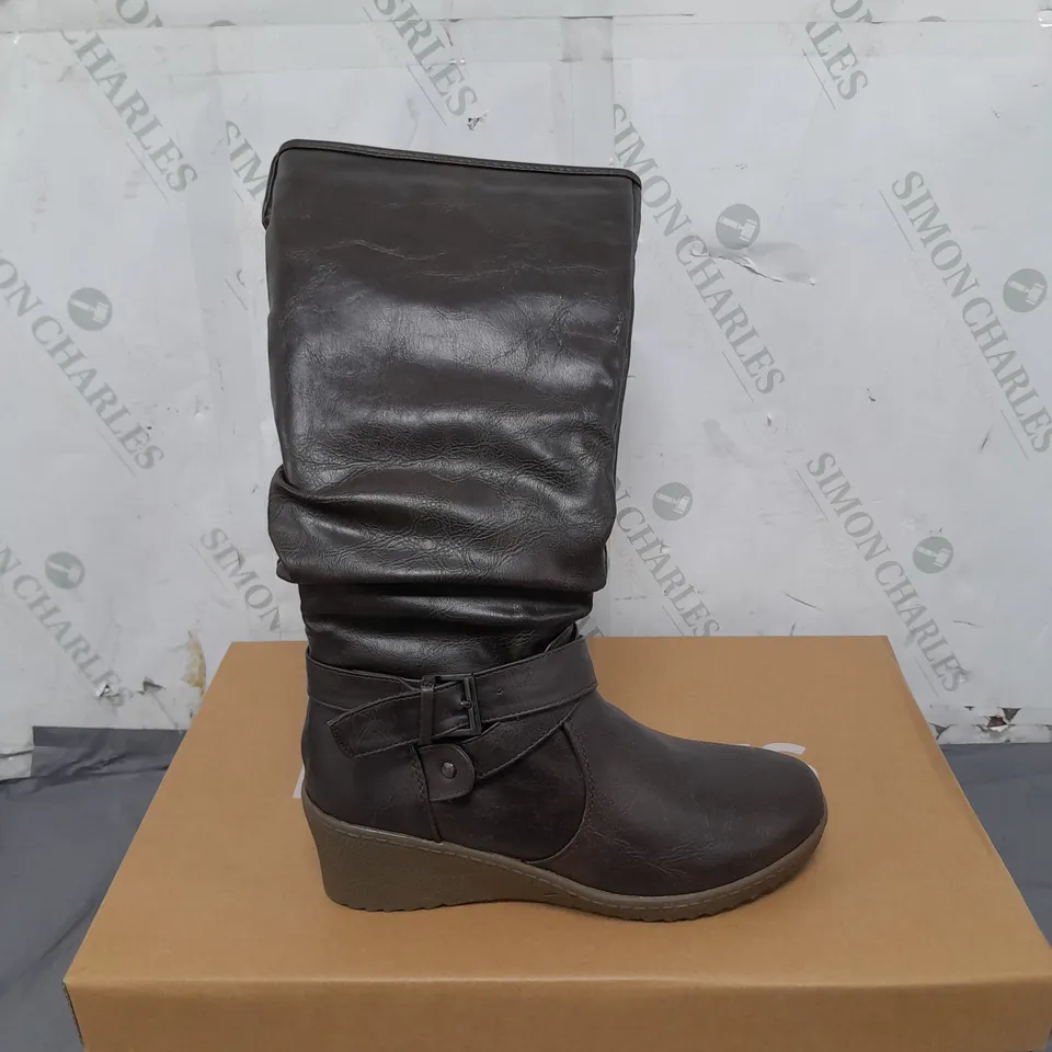 BOX OF APPROXIMATELY 7 PAIRS OF BARRATTS STRAP AND ROUCHE WEDGE HIGH BOOTS SIZE 3