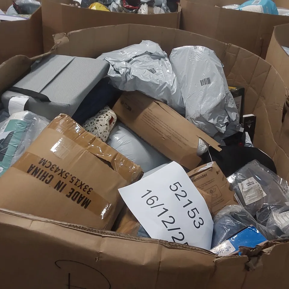 PALLET CONTAINING A VERY LARGE QUANTITY OF ASSORTED PILLOWS AND RELATED BEDDING/COMFORT PRODUCTS ECT