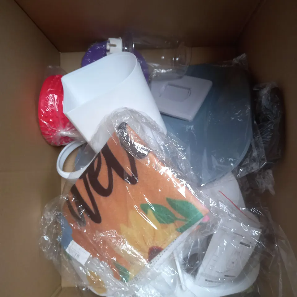 BOX OF APROXIMATELY 12 ASSORTED HOUSEHOLD ITEMS TO INCLUDE DOG LEAD, MANCHESTER UNITED TOWEL, PORTABLE PROJECTOR SCREEN ETC 
