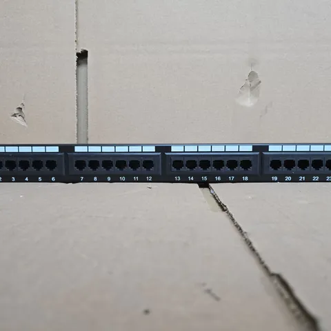 24-PORT CAT5E PATCH PANEL, 19-INCH RACK-MOUNT