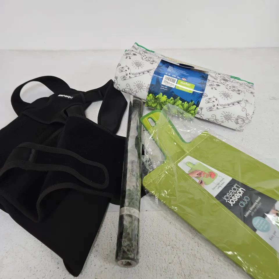 APPROXIMATELY 10 ASSORTED HOUSEHOLD PRODUCTS TO INCLUDE CHOPPING BOARD, WALLPAPER, COLOURING MAT ETC 