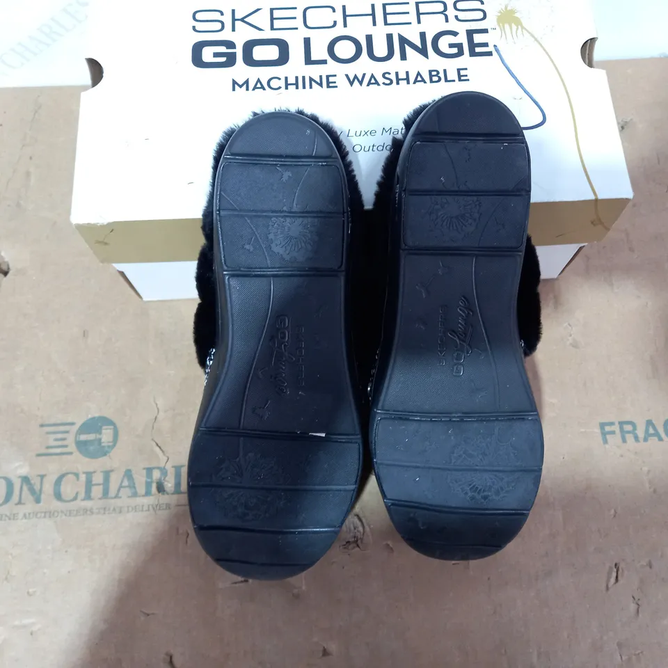BOXED PAIR OF SKECHERS SLIPPERS - SIZE 6