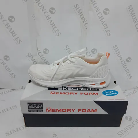 BOXED PAIR OF SKETCHERS WHITE TRAINERS SIZE 7