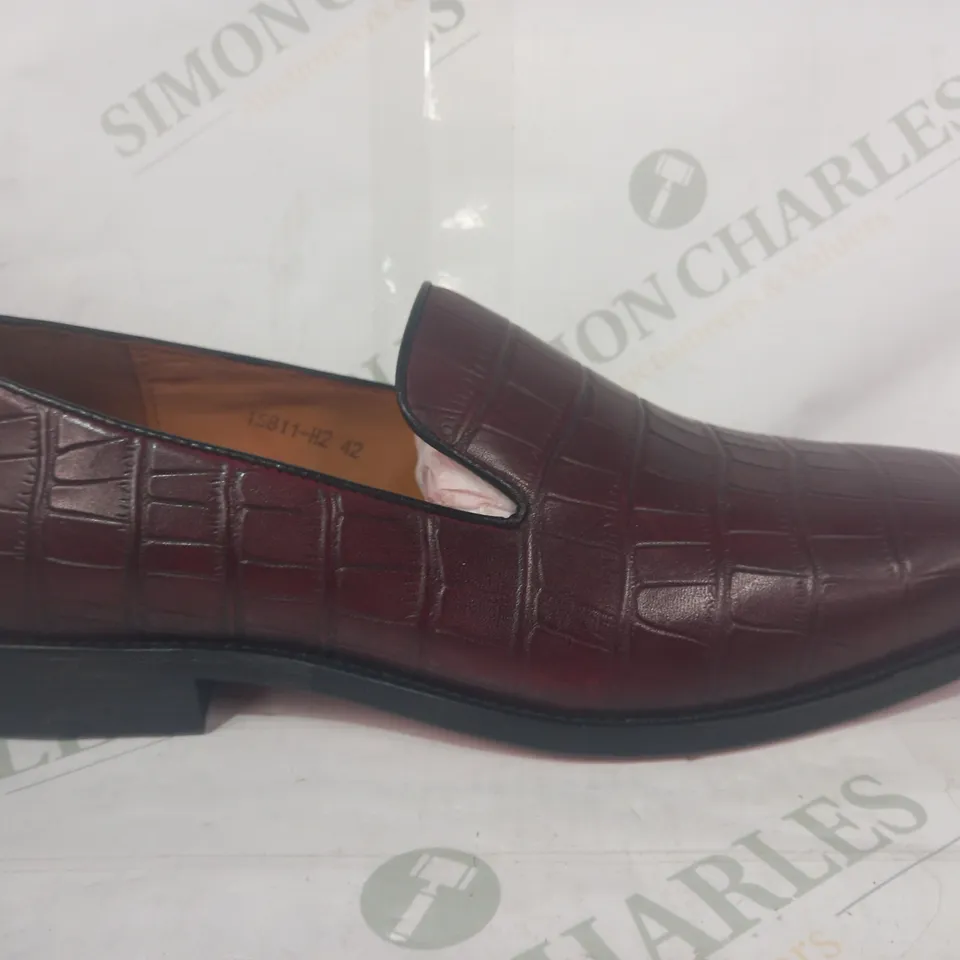 BOXED PAIR OF BOG LUXURY SLIP ON LOW HEEL SHOES IN BLOOD RED EU SIZE 42