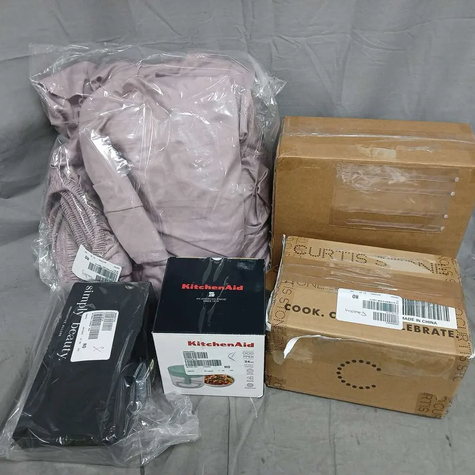 BOX OF APPROX 10 ASSORTED HOUSEHOLD ITEMS TO INCLUDE - KITCHEN AID CHOPPER - CURTIS STONE DURA-PAN+ MINI BAKE & STORE PANS - TRAVEL STRAIGHTENER - ETC