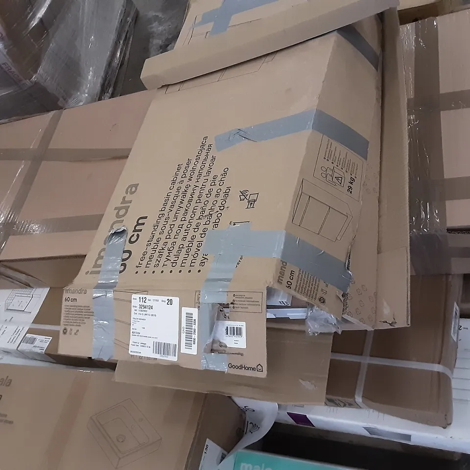 PALLET OF ASSORTED BATHROOM ITEMS , INCLUDING A FREE STANDING BASIN CABINET,  L SHAPED SCREEN   , 4 FOLD BATH SCREEN , BATH STORAGE UNIT 