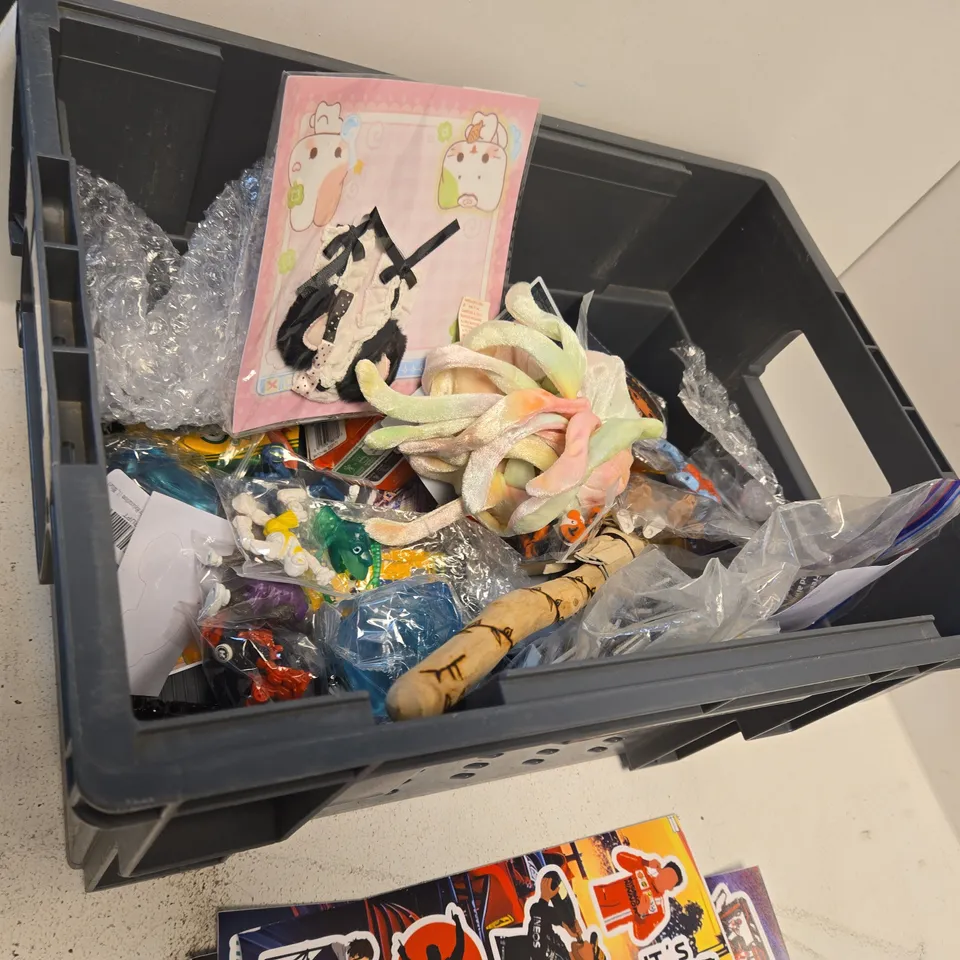 LARGE QUANTITY OF TOYS AND ACCESSORIES TO INCLUDE; BOOMERANG BALL, BOUNCY BALLS, WET SET COLLECTION INFLATABLE, GRIP BUDS THMB GRIPS, ORIGMAMI PAPER AND STICKERS