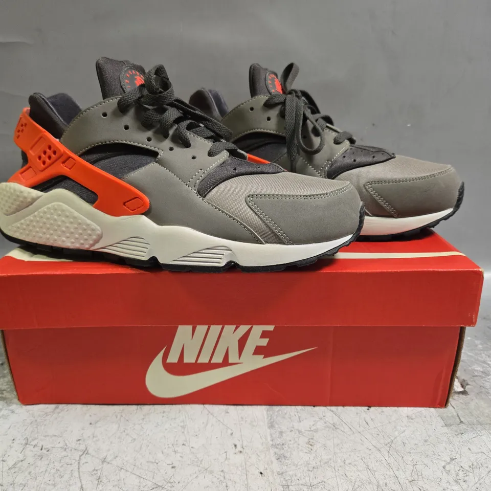 BOXED PAIR OF NIKE AIR HUARACHE SHOES IN GREY/ORANGE SIZE UK 9