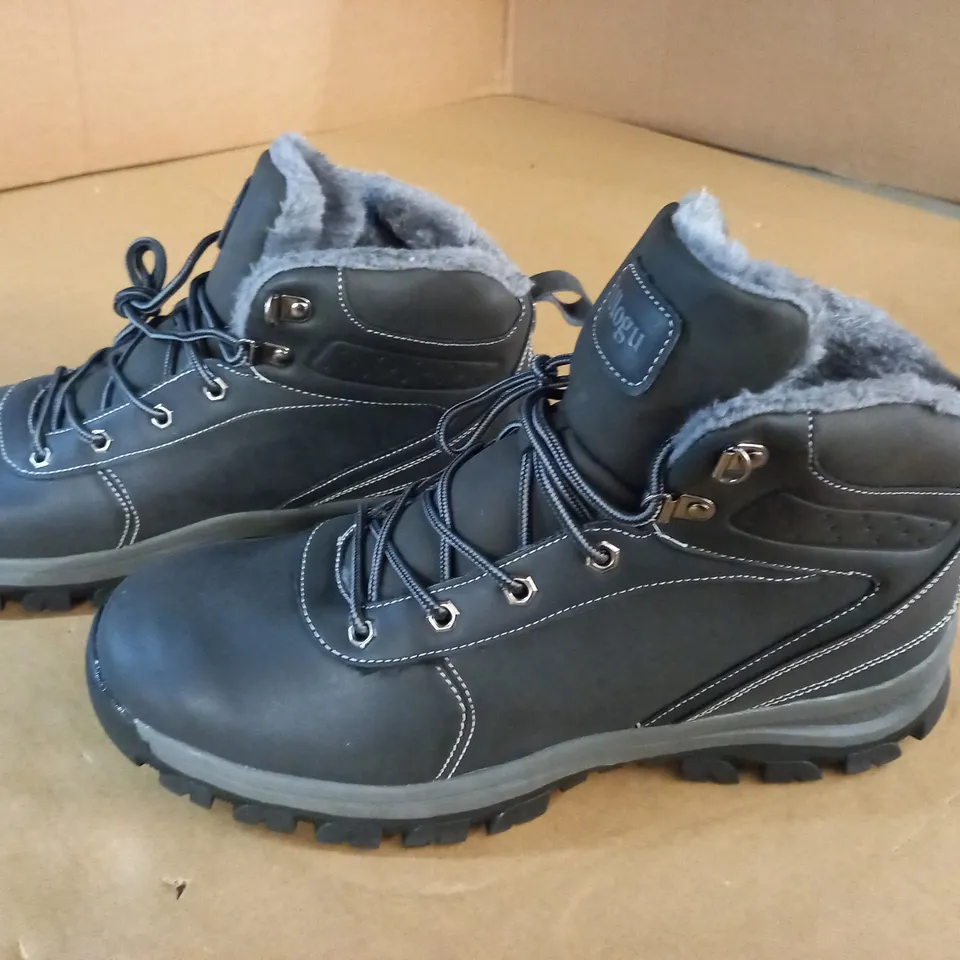 PAIR OF ULOGU GREY BOOTS - 47
