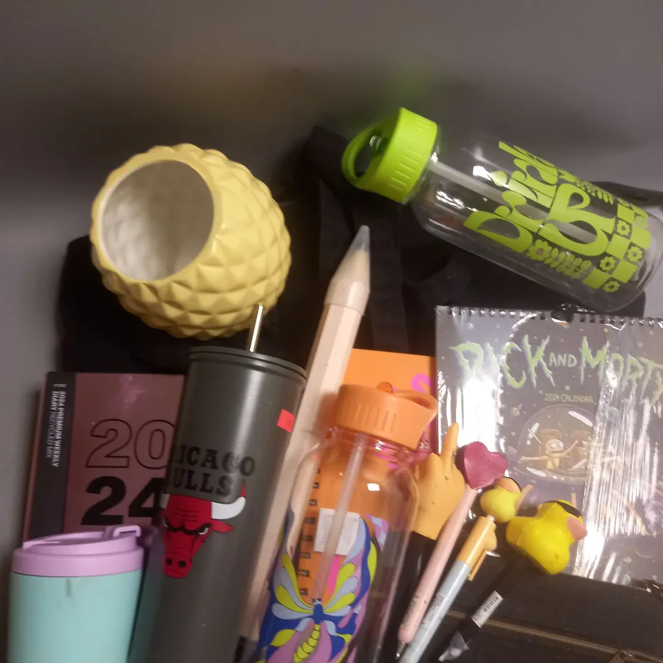 BOX OF APPROXIMATELY 12 ASSORTED HOUSEHOLD ITEMS TO INCLUDE STATIONARY, BAG, BOTTLES ETC