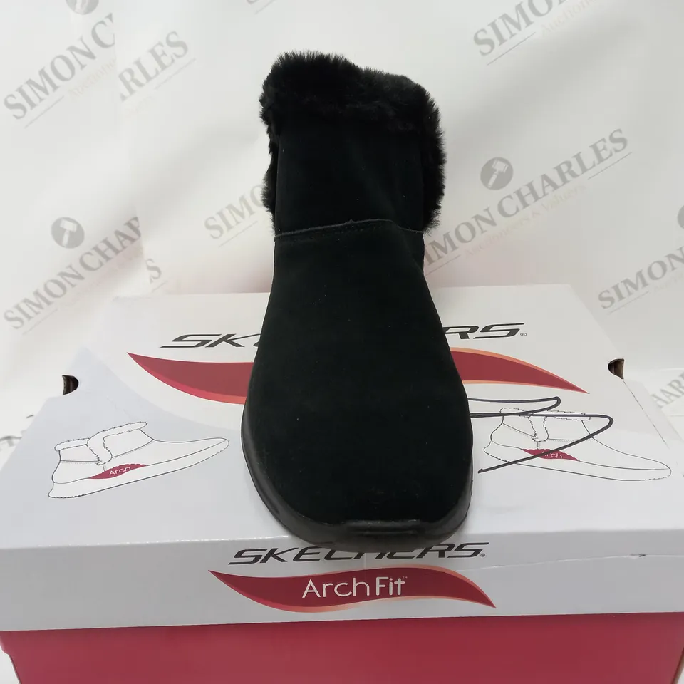 BOXED PAIR OF SKECHERS JOY CHUGGA BOOTS BLACK SIZE 7