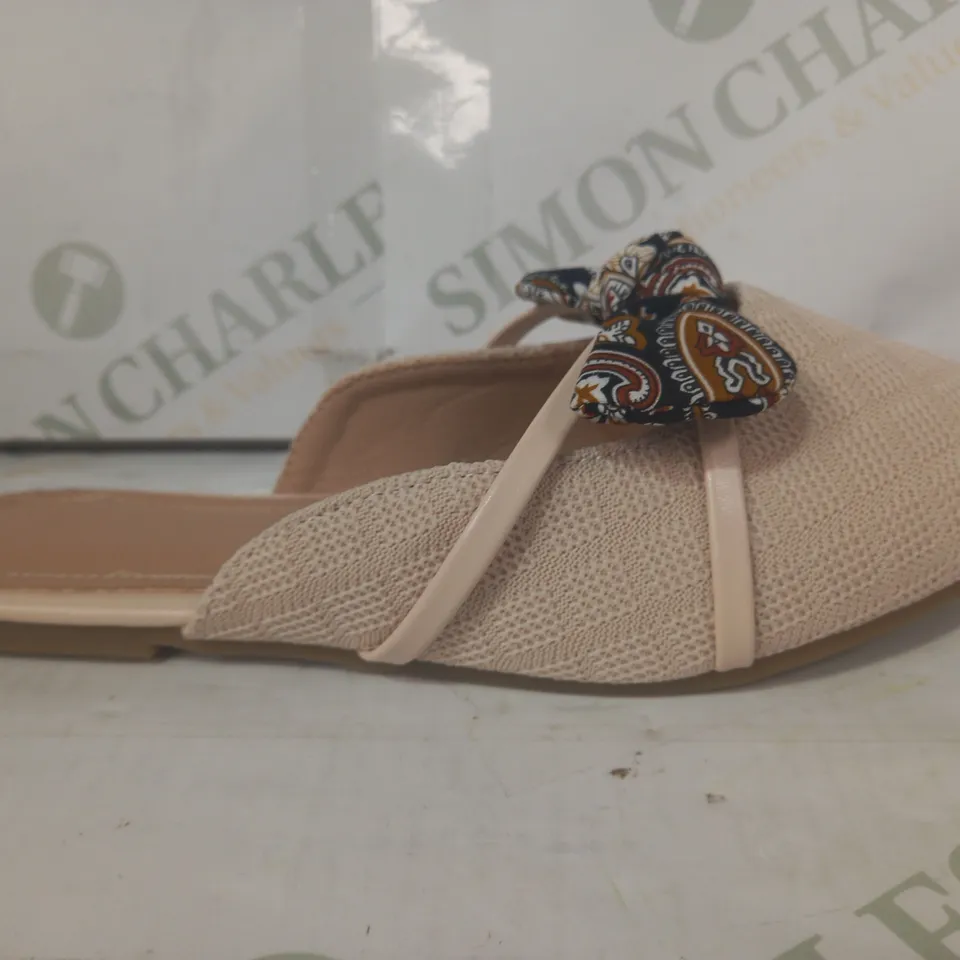 PAIR OF DESIGNER SLIP-ON PUMPS IN BEIGE W. BOW EU SIZE 34