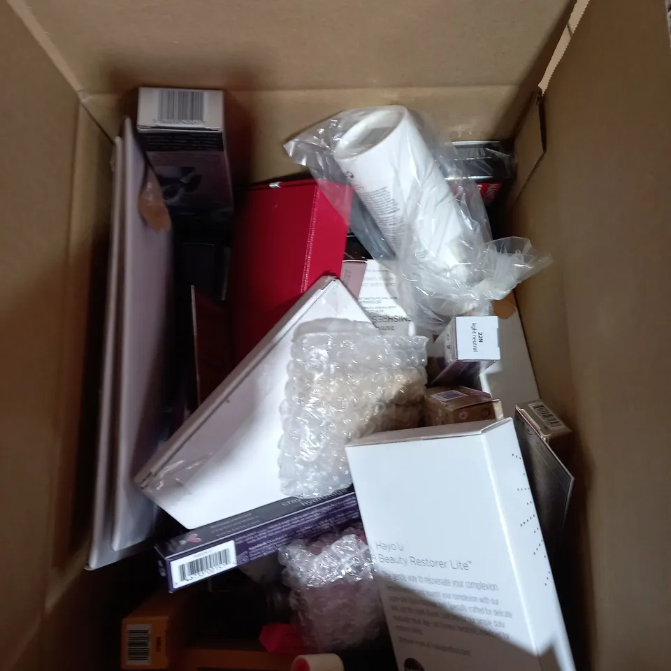 LOT OF APPROXIMATELY 20 MAKE-UP AND BEAUTY ITEMS TO INCLUDE EYEKO LASH ALERT MASCARA, LAURA GELLER COVER LOCK FOUNDATION, MARGARET DABBS NAIL SERUM ETC