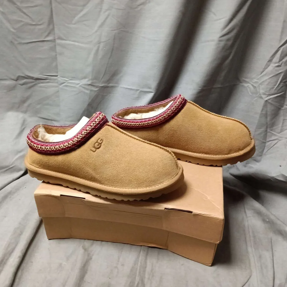 UGG WOMEN’S TAN SUEDE SLIPPERS WITH RED TRIM – BOXED - UK SIZE 6