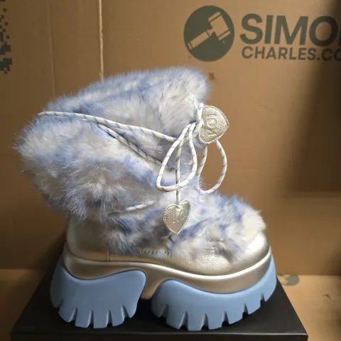 BOXED PAIR OF KOI X HATSUNE MIKU SNOW MIKU FLUFFY MONSTER LONG BOOTS – WHITE/BLUE, UK 6