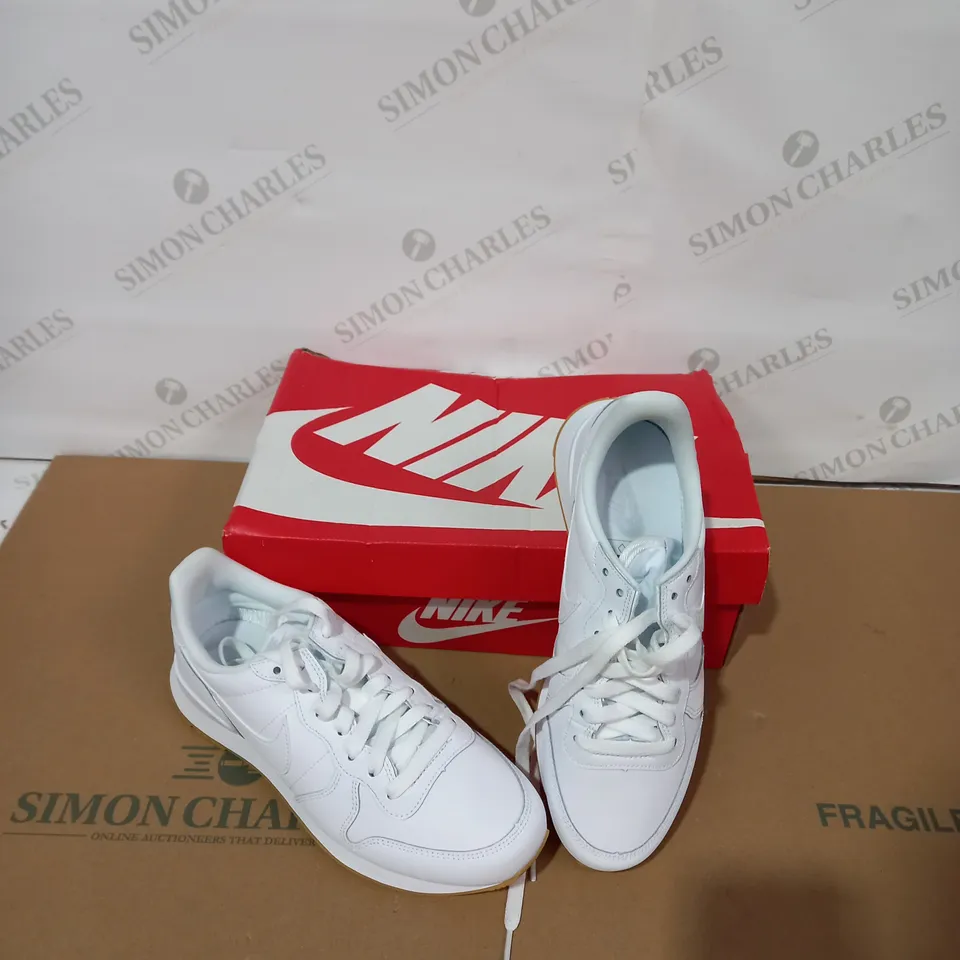 BOXED PAIR OF NIKE WHITE TRAINERS SIZE5