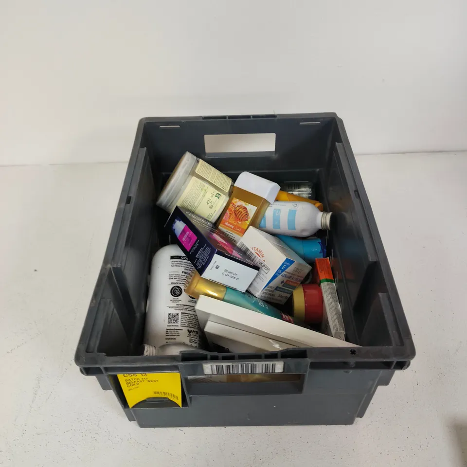 TOTE OF APPROXIMATELY 12 ASSORTED COSMETICS TO INCLUDE: FORMULA HYDRATING CLEANSER