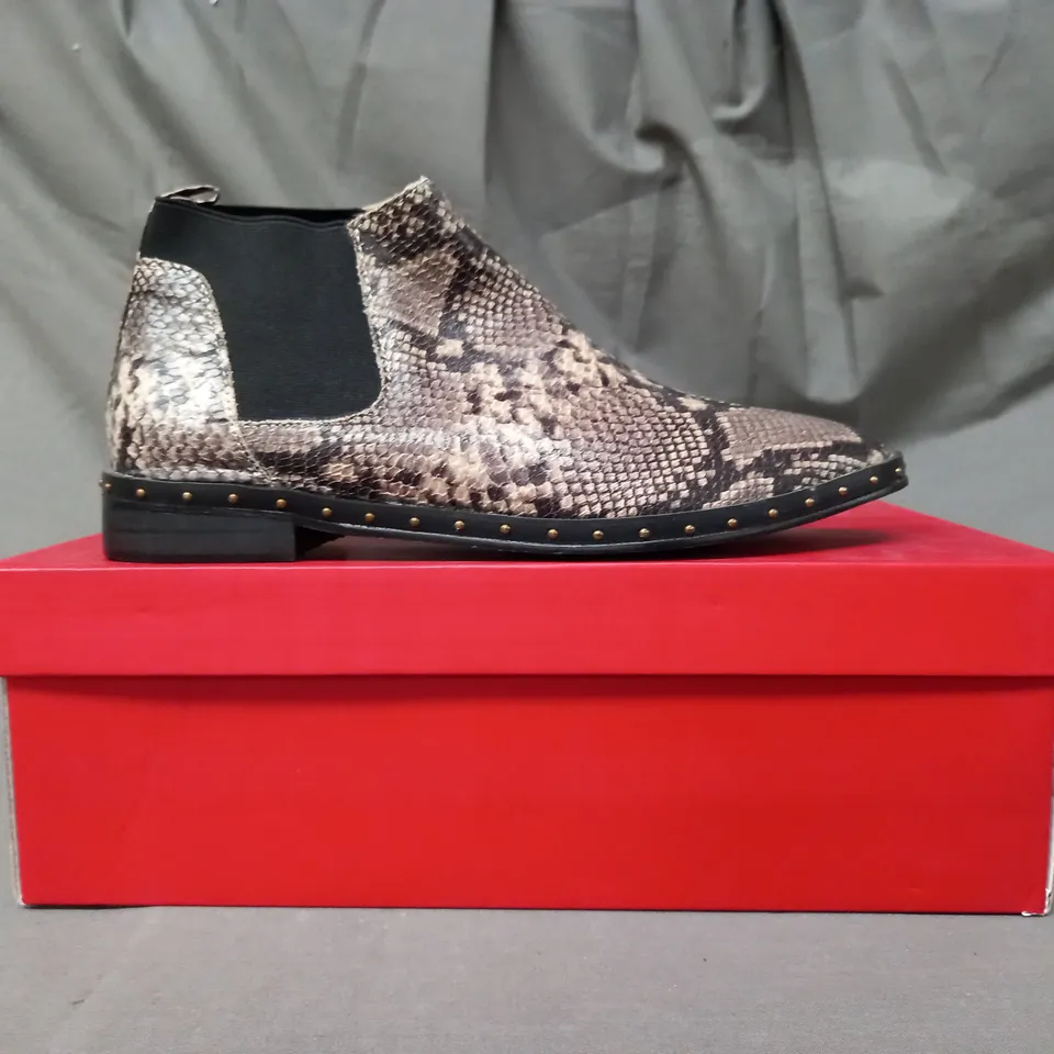 BOXED PAIR OF LONDON REBEL SYNTHETIC ANKLE BOOTS IN GREY SNAKE SIZE 3