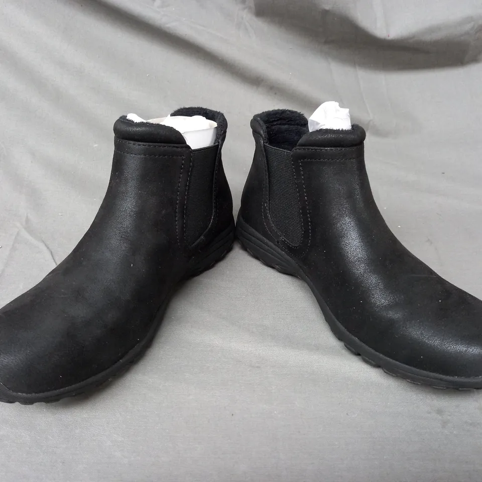BOXED PAIR OF SKECHERS NEW YORK BOOTS IN BLACK SIZE 5