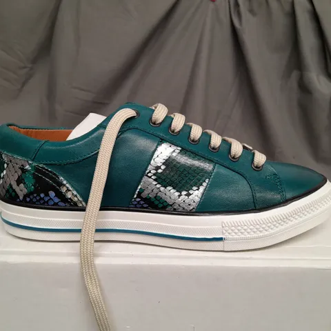 BOXED PAIR OF MODA IN PELLE ASTRIPE TEAL LEATHER TRAINERS - SIZE 7
