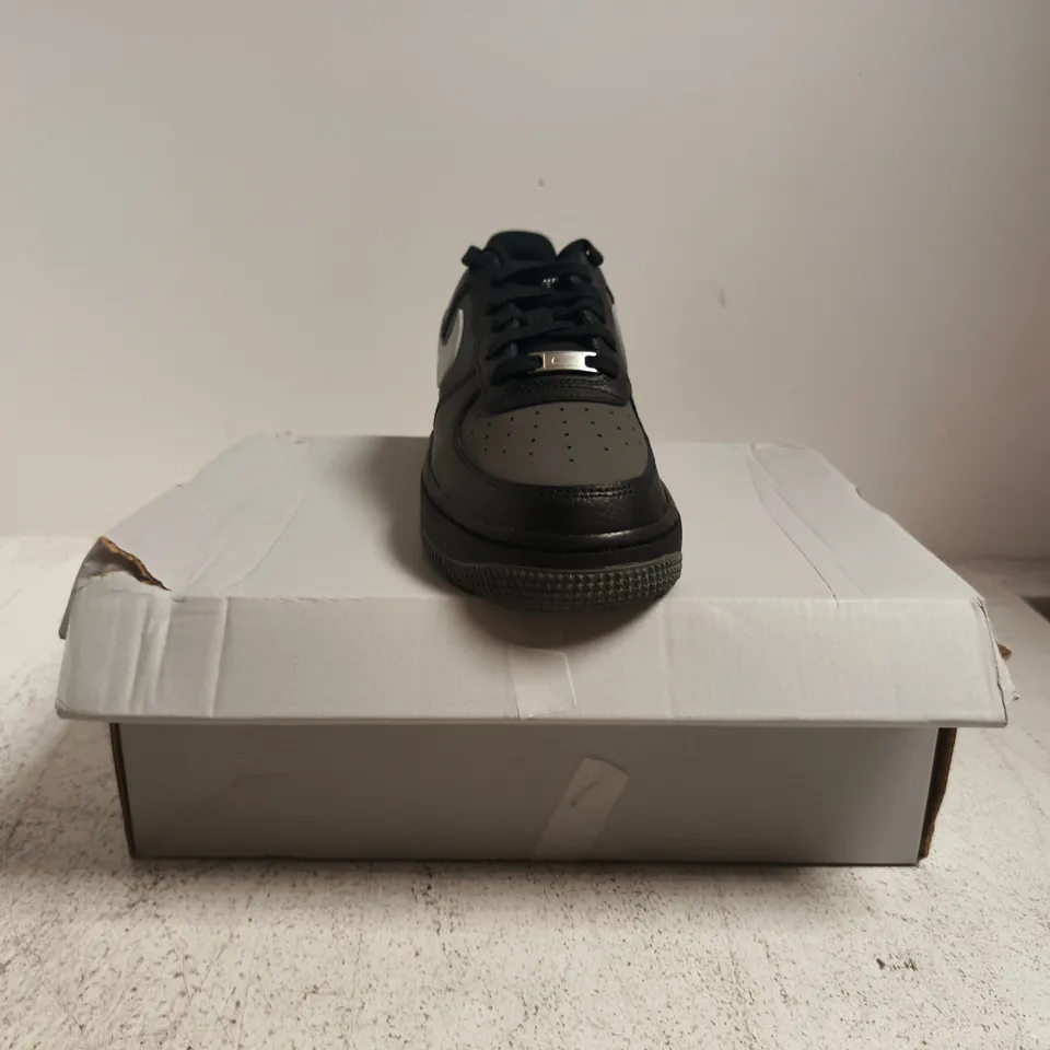 BOXED PAIR OF NIKE AIR FORCE 1 LOW TRAINERS IN BLACK/GREY SIZE UK 5