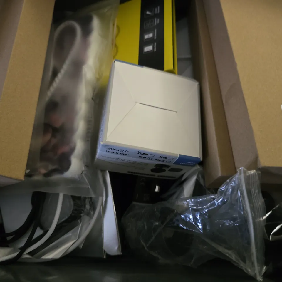 APPROXIMATELY 12 ASSORTED ITEMS TO INCLUDE - PHONE CASES , LIGHTNING CABLE ETC