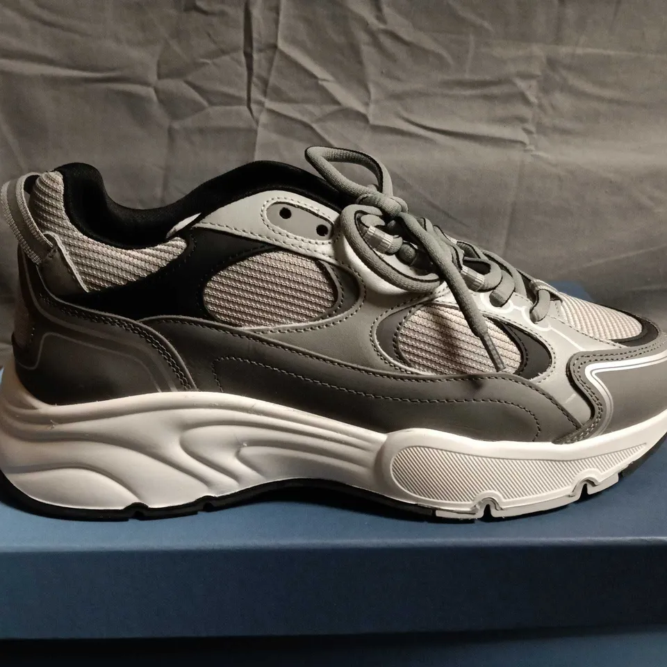 BOXED PAIR OF CLEENS PULSE RUNNER SHOES - UK SIZE 7