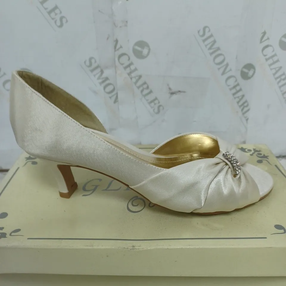 BOX OF APPROXIMATELY 10 ASSORTED SHOES TO INCLUDE HIGH BOOTS, LOW HEELS, HIGH HEELS ETC