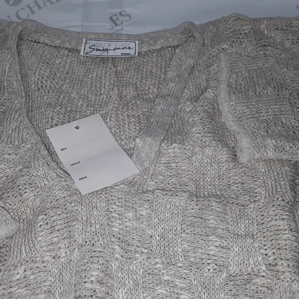 LOT OF APPROXIMATELY 20 V-NECK JUMPERS IN CREAM - SIZE UNSPECIFIED