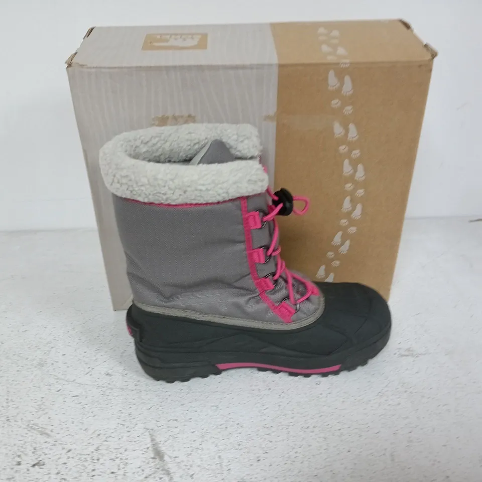 BOXED PAIR OF SOREL YOUTH CUMBERLAND 2 BOOTS IN LIGHT GREY/PINK - UK 5.5