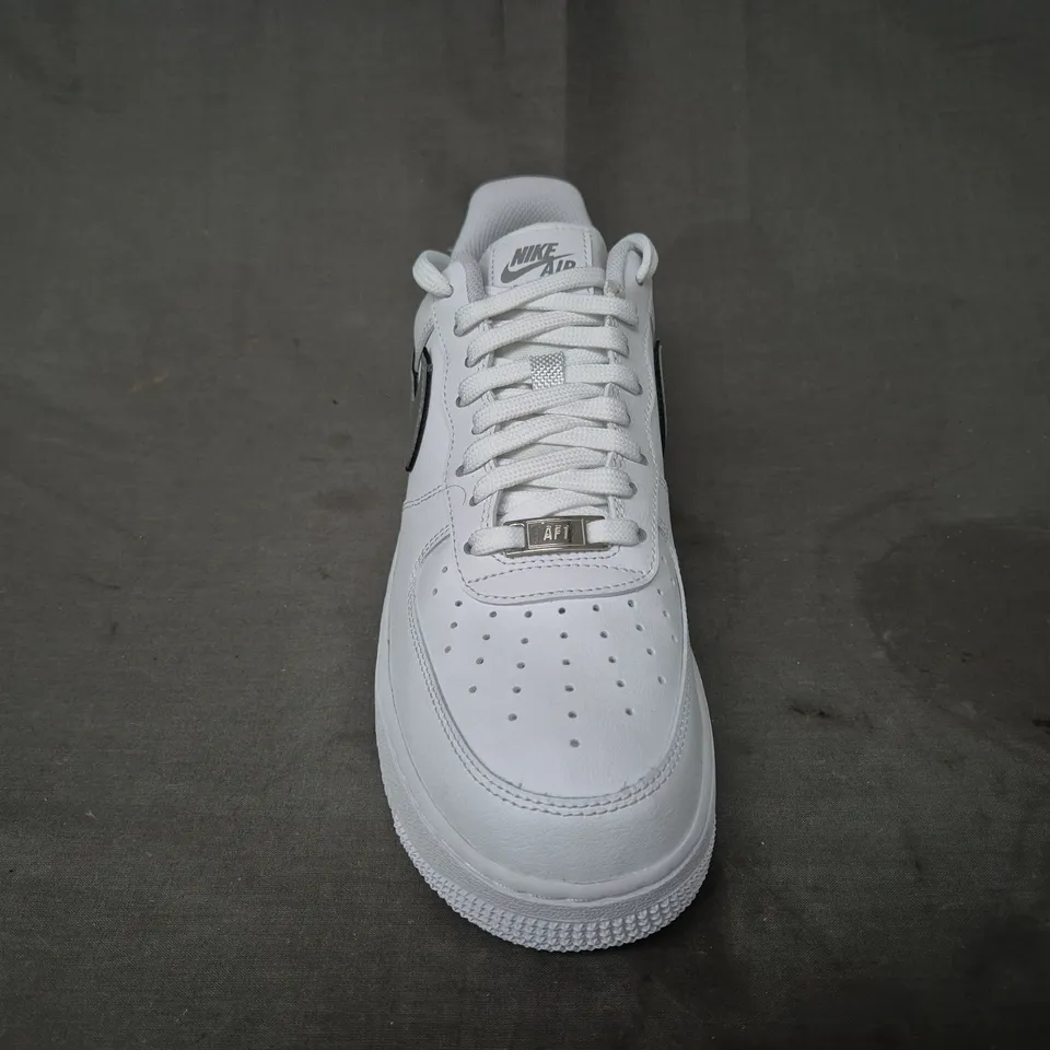 BOXED PAIR OF NIKE WOMEN'S AIR FORCE 1 '07 ESS SHOES IN WHITE/METALLIC SILVER UK SIZE 8.5