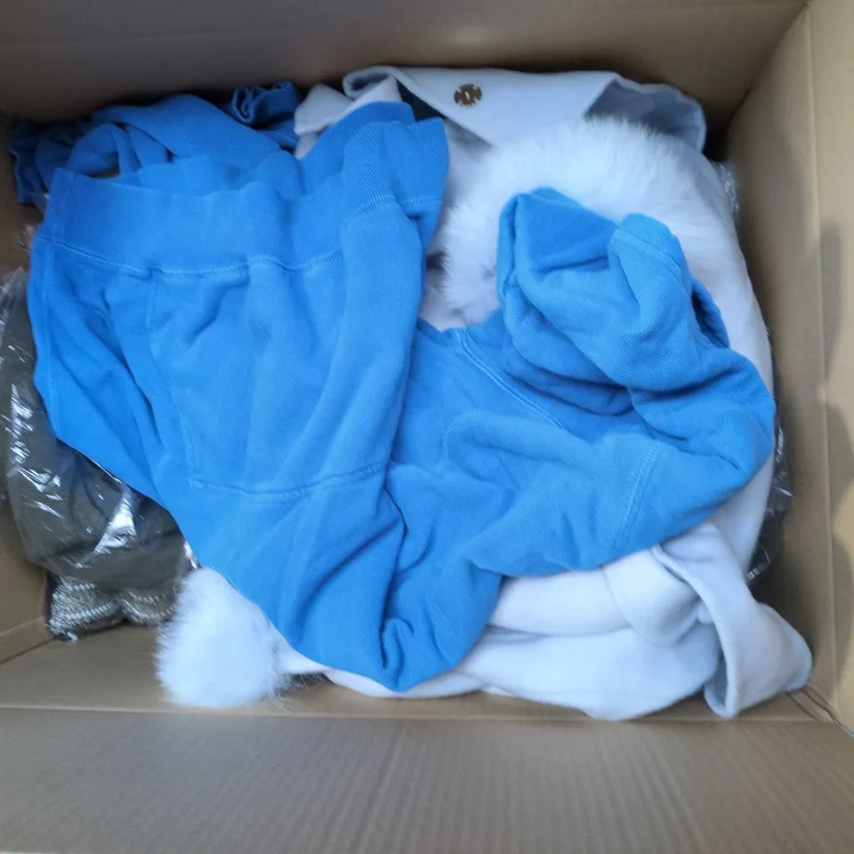 BOX OF APPROXIMATELY 20 ASSORTED CLOTHING ITEMS TO INCLUDE: MANCHESTER UNITED GLOVES AND FAUX LEATHER GLOVES