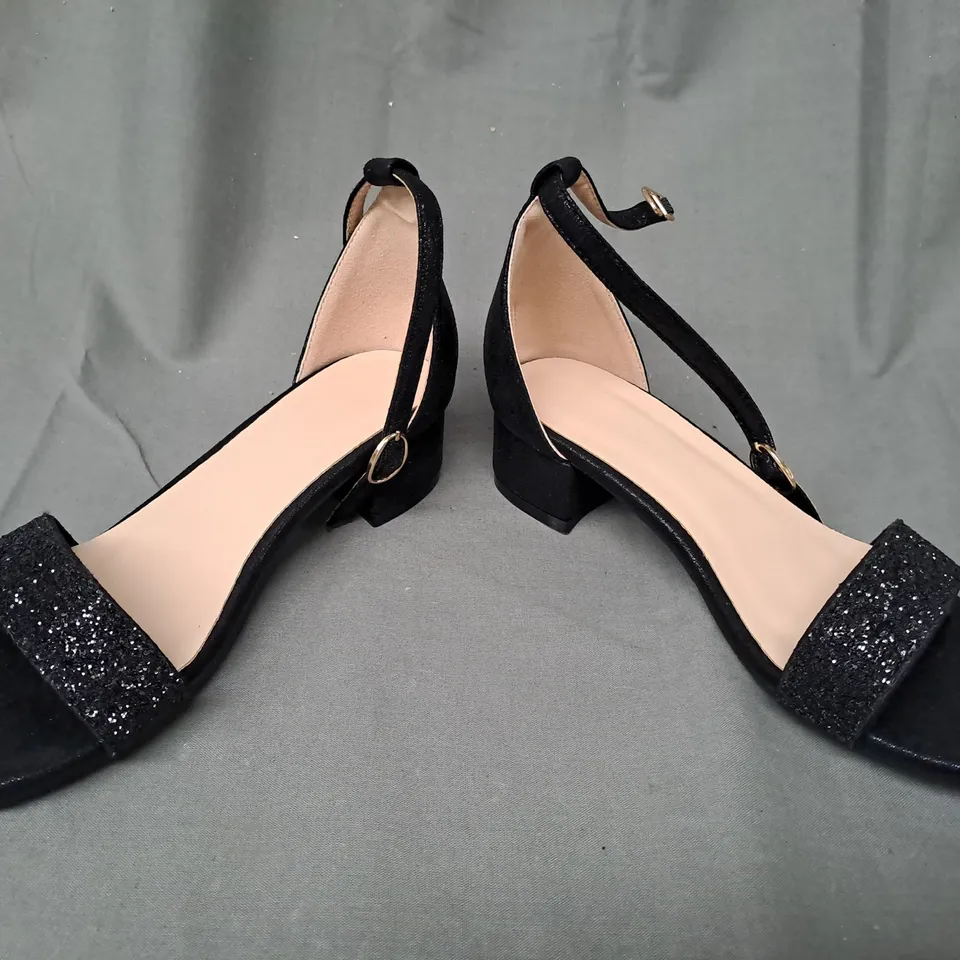 BOXED PAIR OF DESIGNER LOW HEEL OPEN-TOE SANDALS IN BLACK W. GLITTER EFFECT EU SIZE 33