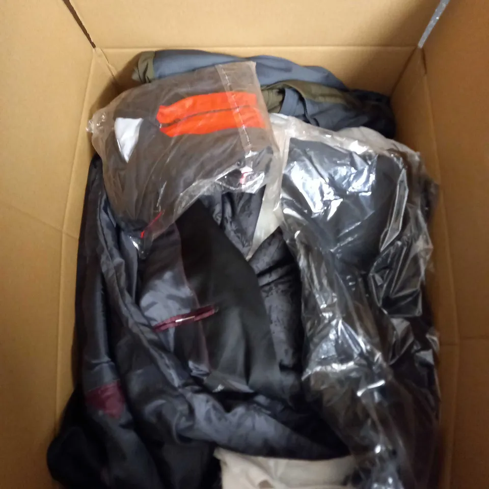 BOX OF APPROX 35 ASSORTED CLOTHING ITEMS TO INCLUDE - DRESSES, T-SHIRTS AND TROUSERS