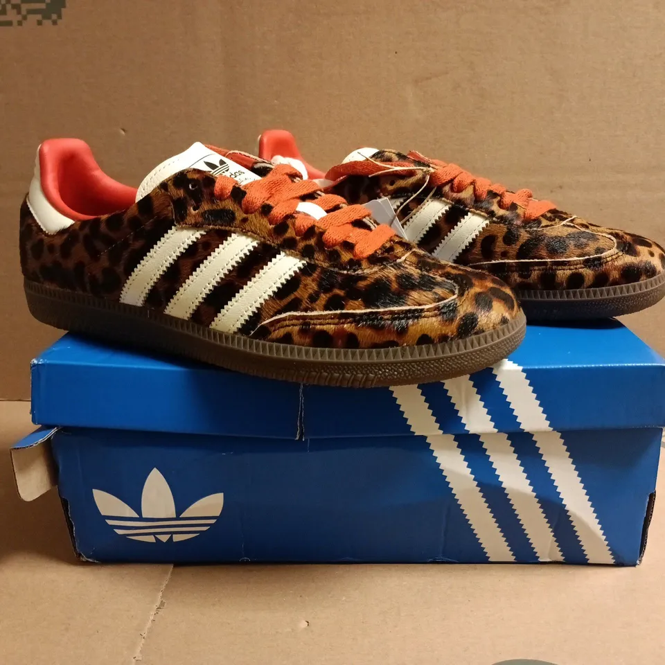 BOXED PAIR OF ADIDAS WOMEN'S SAMBA OG TRAINERS IN ANIMAL PRINT/ORANGE/CREAM SIZE UK 6